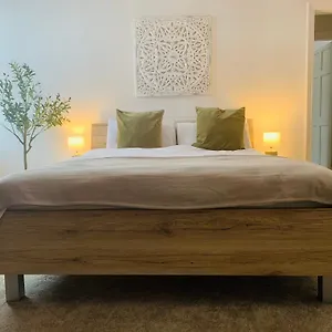  Apartment Escape To United Kingdom